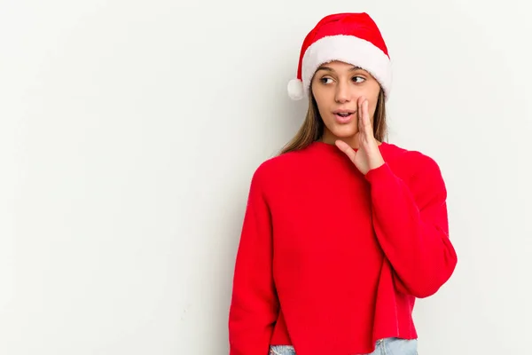 Jovem Indiana Celebrando Natal Isolado Fundo Branco Está Dizendo Segredo — Fotografia de Stock