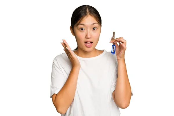 Ung Asiatisk Kvinna Som Håller Hem Nycklar Isolerade Grön Krom — Stockfoto
