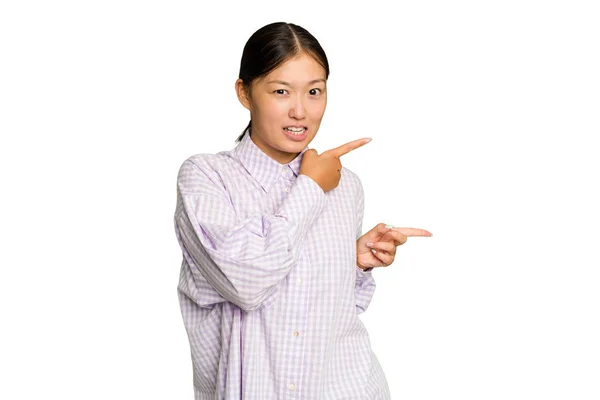 Молодая Азиатка Изолированная Зеленом Фоне Хромы Указывая Указательными Пальцами Пространство — стоковое фото