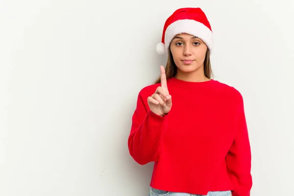 Jeune Femme Indienne Célébrant Noël Isolé Sur Fond Blanc Montrant — Photo