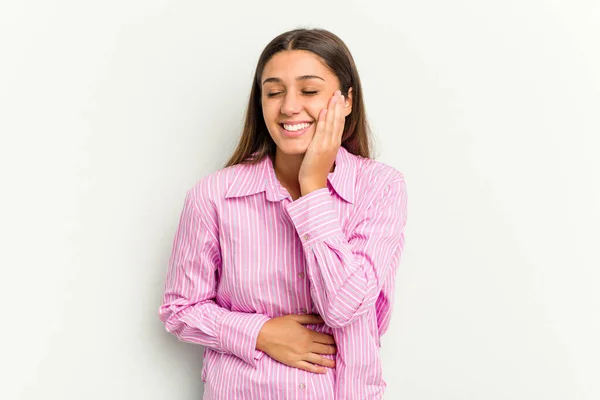 Joven Mujer India Aislada Sobre Fondo Blanco Ríe Felizmente Divierte — Foto de Stock