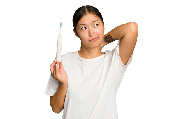 Elinde Elektrikli Diş Fırçası Tutan Genç Asyalı Kadın Yeşil Renkli — Stok fotoğraf