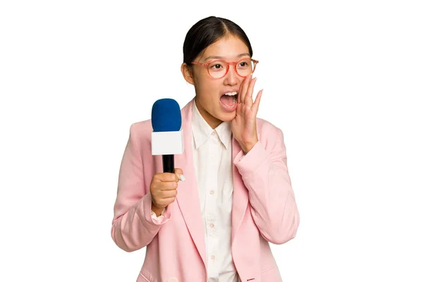 Young Asian Presenter Isolated Green Chroma Background Shouting Holding Palm — Stock Photo, Image