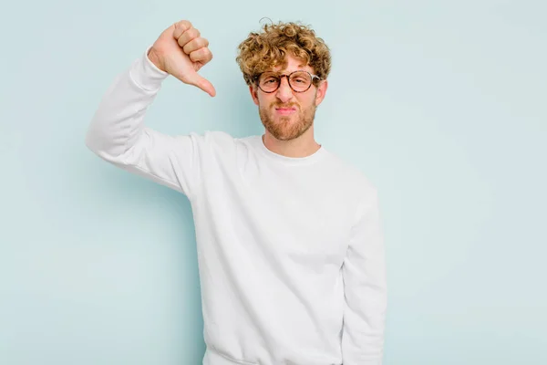 Ung Kaukasisk Man Isolerad Blå Bakgrund Visar Tummen Ner Och — Stockfoto