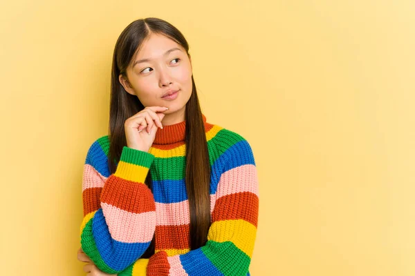 Retrato Una Mujer Asiática Bastante Joven Aislada Sobre Fondo Amarillo —  Fotos de Stock