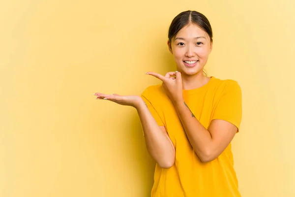 Sarı Arka Planda Izole Edilmiş Genç Bir Asyalı Kadın — Stok fotoğraf