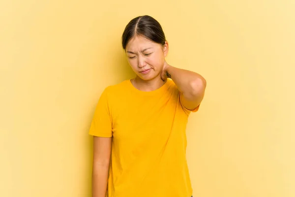 Giovane Donna Asiatica Isolata Sfondo Giallo Che Soffre Dolore Collo — Foto Stock