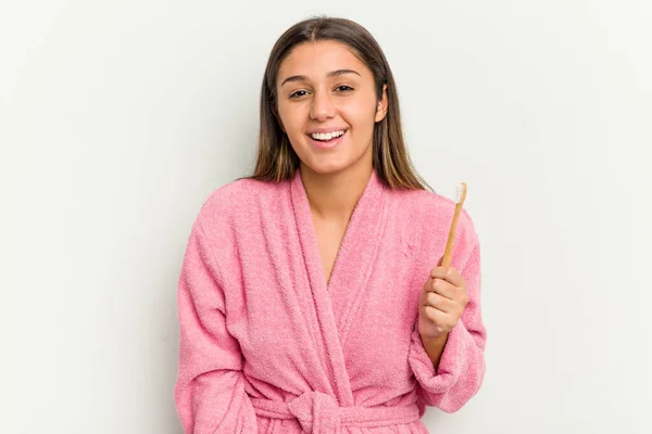 Beyaz Arka Planda Dişlerini Fırçalayan Genç Hintli Kadın Gülüyor Eğleniyor — Stok fotoğraf