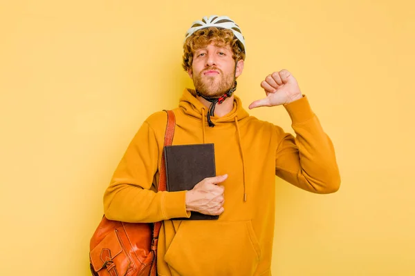 Jonge Student Man Met Een Helm Fiets Geïsoleerd Gele Achtergrond — Stockfoto