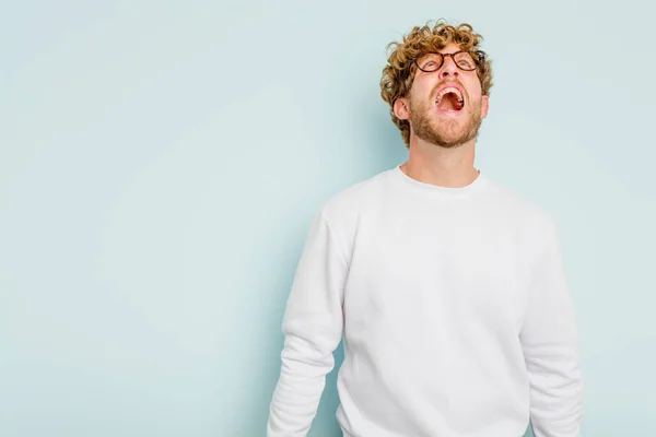 Junge Kaukasische Mann Isoliert Auf Blauem Hintergrund Schreit Sehr Wütend — Stockfoto