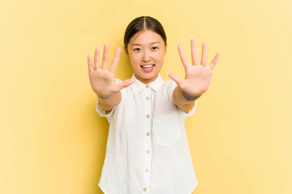 배경에 고립된 아시아의한 여자는 손으로 번째를 주었다 — 스톡 사진