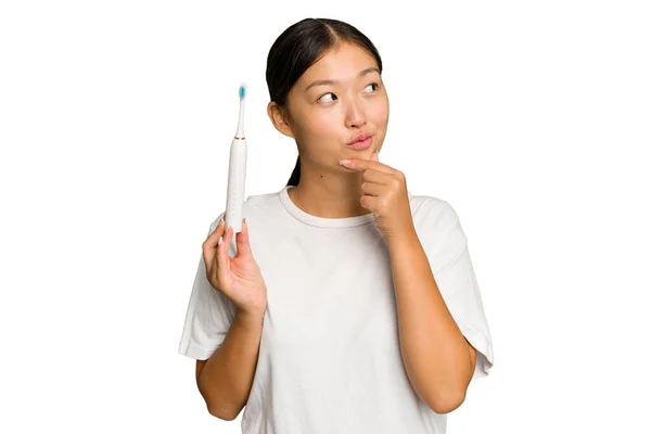 Elinde Elektrikli Diş Fırçası Olan Genç Bir Asyalı Kadın Yeşil — Stok fotoğraf