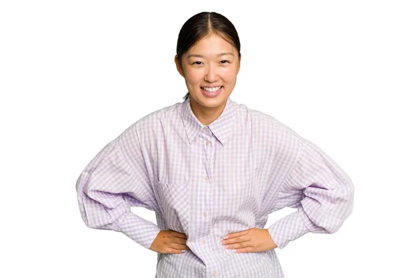 Ung Asiatisk Kvinna Isolerad Grön Krom Bakgrund Glad Leende Och — Stockfoto