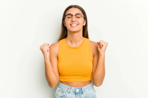 Mujer India Joven Aislada Sobre Fondo Blanco Celebrando Una Victoria — Foto de Stock