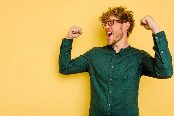 Jonge Blanke Man Geïsoleerd Gele Achtergrond Razende Vuist Een Overwinning — Stockfoto