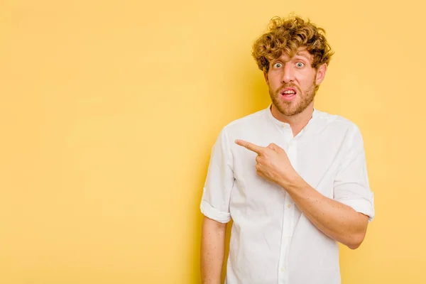 Junger Kaukasischer Mann Isoliert Auf Gelbem Hintergrund Der Zur Seite — Stockfoto