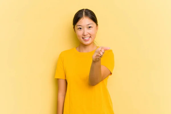 Jovem Mulher Asiática Isolada Fundo Amarelo Esticando Mão Câmera Gesto — Fotografia de Stock