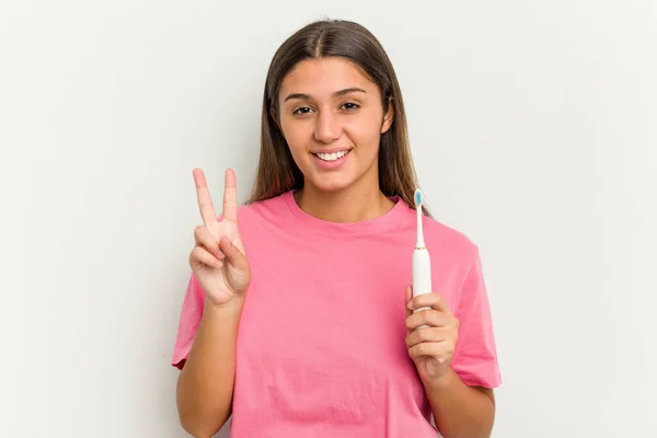 Mulher Indiana Jovem Escovação Dentes Isolado Fundo Branco Mostrando Número — Fotografia de Stock
