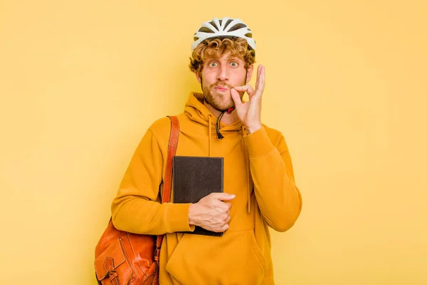 Młody Student Noszący Rower Hełmie Odizolowany Żółtym Tle Palcami Ustach — Zdjęcie stockowe