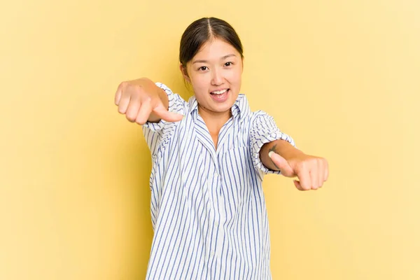 Genç Asyalı Bir Kadın Sarı Arka Planda Izole Edilmiş Baş — Stok fotoğraf