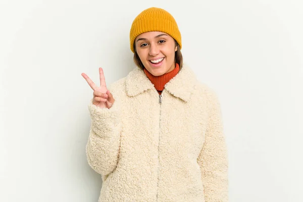 Jovem Indiana Vestindo Casaco Inverno Isolado Fundo Branco Alegre Despreocupado — Fotografia de Stock