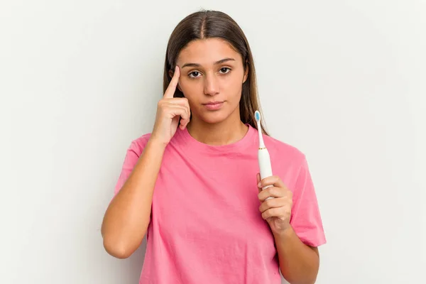 Beyaz Arka Planda Dişlerini Fırçalayan Genç Hintli Kadın Şakağı Parmağıyla — Stok fotoğraf