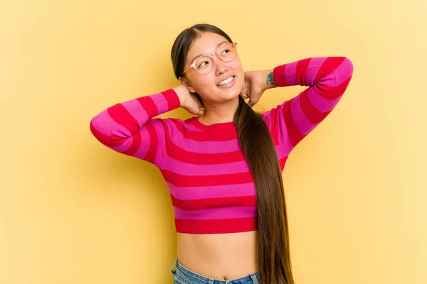 Mladá Asijská Žena Izolované Žlutém Pozadí Pocit Sebevědomí Rukama Hlavou — Stock fotografie