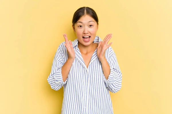 Ung Asiatisk Kvinna Isolerad Gul Bakgrund Skrattar Högt Hålla Handen — Stockfoto