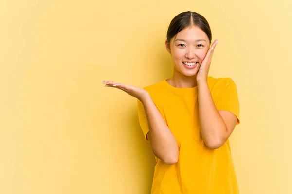 Jeune Femme Asiatique Isolée Sur Fond Jaune Tient Espace Copie — Photo