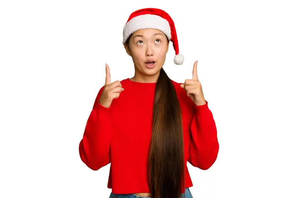 Jovem Mulher Asiática Celebrando Natal Isolado Fundo Croma Verde Apontando — Fotografia de Stock