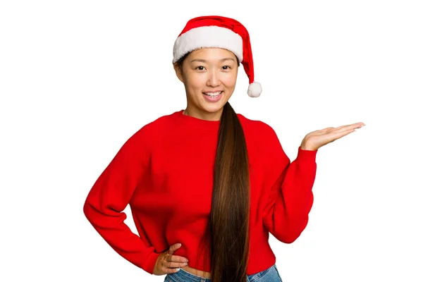 Joven Asiática Celebrando Navidad Aislada Sobre Fondo Croma Verde Mostrando — Foto de Stock