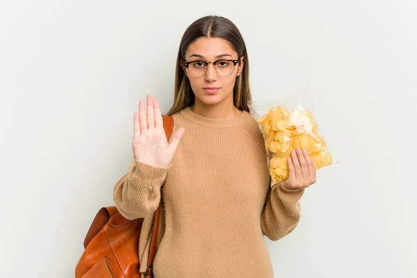 Junge Studentin Indische Frau Mit Crips Isoliert Auf Weißem Hintergrund — Stockfoto