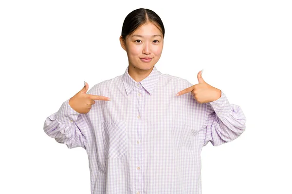 年轻的亚洲女人孤身一人 手拉手指向衬衫的复制空间 自豪而自信 — 图库照片
