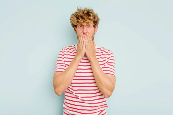 Young Caucasian Man Isolated Blue Background Covering Mouth Hands Looking — Stock Photo, Image