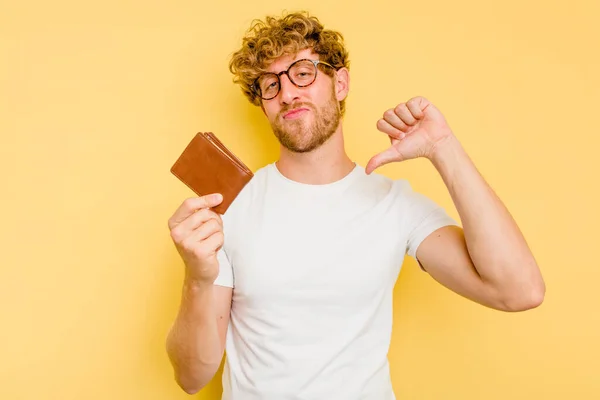 Young Caucasian Man Holding Wallet Isolated Yellow Background Feels Proud — Stock Photo, Image