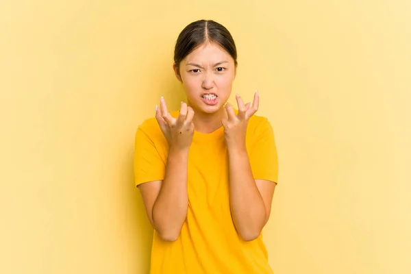 Młoda Azjatka Odizolowana Żółtym Tle Zdenerwowana Krzykiem Napiętymi Rękami — Zdjęcie stockowe