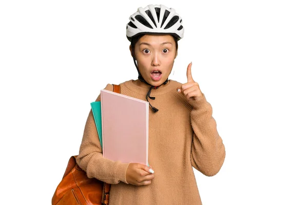 年轻的亚洲女学生 戴着一顶绿色背景的自行车头盔 有想法 有灵感 — 图库照片