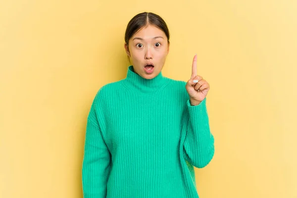 Giovane Donna Asiatica Isolata Sfondo Giallo Che Punta Verso Alto — Foto Stock