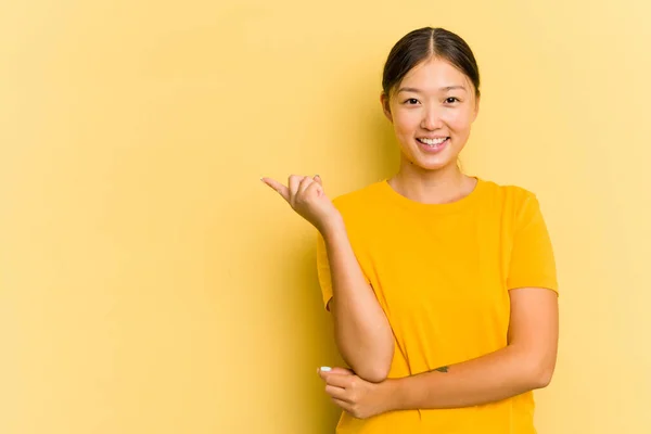 Sarı Arka Planda Izole Edilmiş Genç Asyalı Kadın Işaret Parmağıyla — Stok fotoğraf