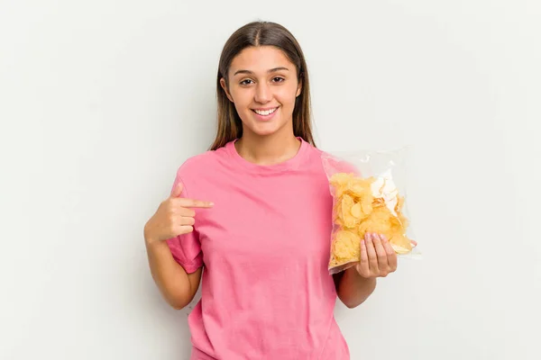 Junge Indische Frau Mit Crips Isoliert Auf Weißem Hintergrund Person — Stockfoto