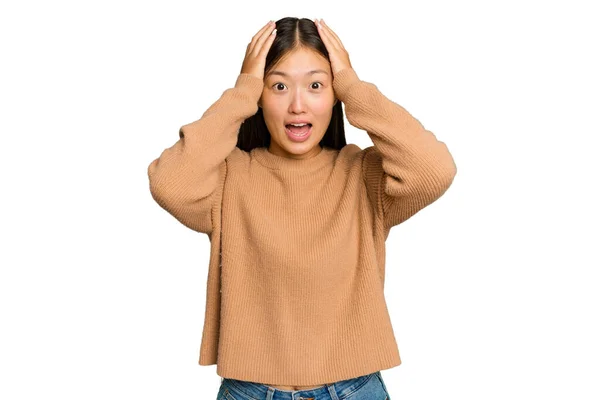 Genç Asyalı Kadın Yeşil Renkli Arka Planda Izole Edilmiş Bağırıyor — Stok fotoğraf
