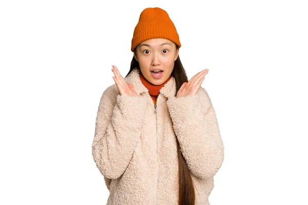 Jonge Aziatische Vrouw Dragen Winter Kleding Geïsoleerd Groen Chroma Achtergrond — Stockfoto