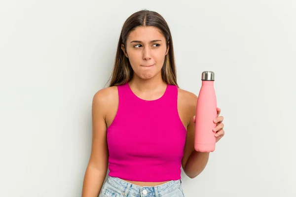 Young Indian Woman Holding Pink Thermo Isolated White Background Confused — Stock Photo, Image