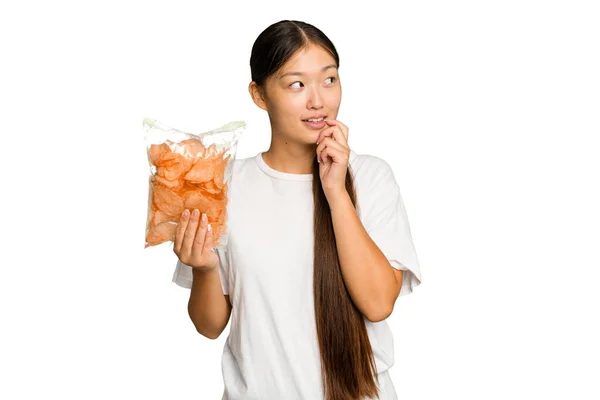 Young Asian Woman Holding Crips Isolated Green Chroma Background Relaxed — Stock Photo, Image