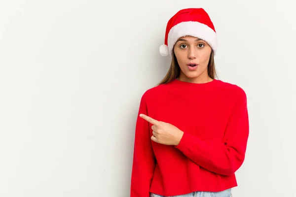 Jonge Indiase Vrouw Vieren Kerstmis Geïsoleerd Witte Achtergrond Wijzend Naar — Stockfoto