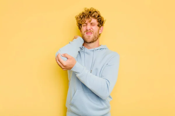 Young Caucasian Man Isolated Yellow Background Massaging Elbow Suffering Bad — Stock Photo, Image