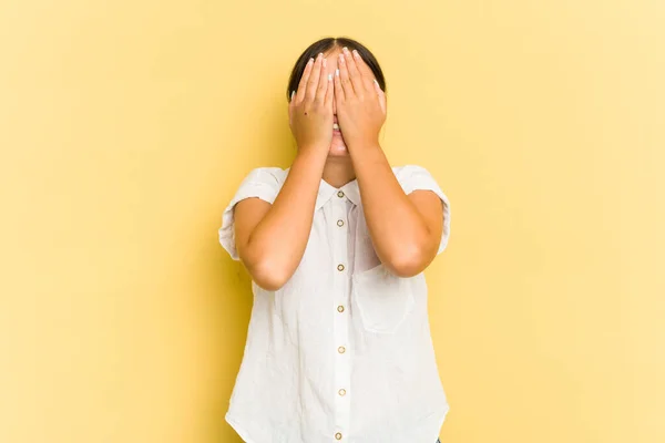 Jeune Femme Asiatique Isolée Sur Fond Jaune Rit Gardant Joyeusement — Photo