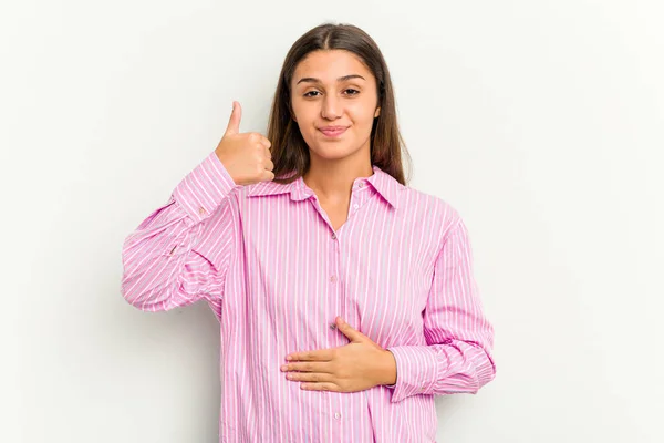 Jonge Indiase Vrouw Geïsoleerd Witte Achtergrond Raakt Buik Glimlacht Zachtjes — Stockfoto