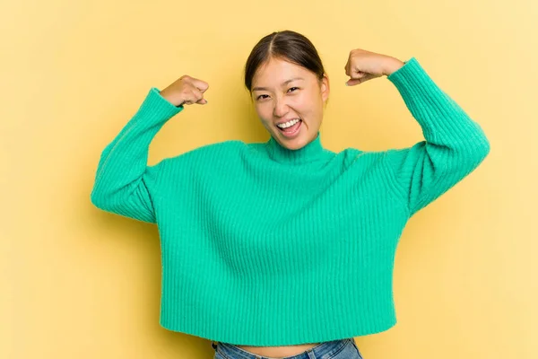 Mujer Asiática Joven Aislada Sobre Fondo Amarillo Animando Despreocupada Emocionada —  Fotos de Stock