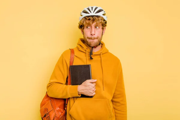 Jonge Student Man Met Een Helm Fiets Geïsoleerd Gele Achtergrond — Stockfoto